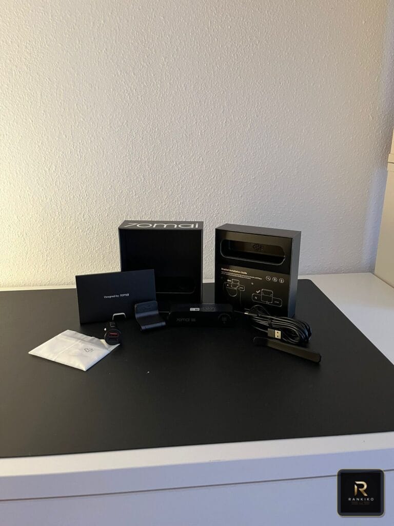 Contenido completo de la caja de la 70mai M800 4K HDR durante el unboxing