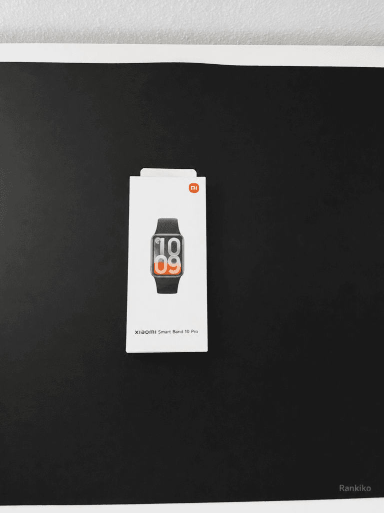 Caja frontal de la Xiaomi Smart Band 10 Pro durante el unboxing real de Rankiko