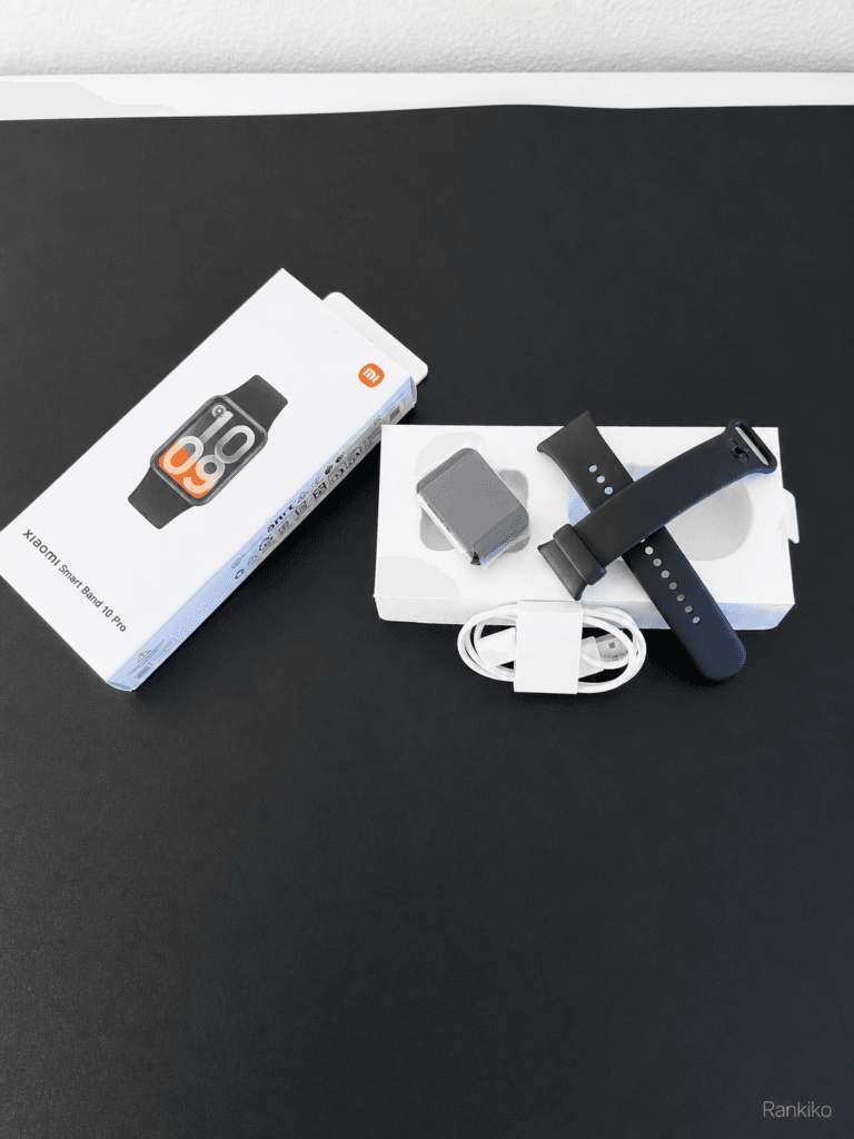 Contenido de la caja de Xiaomi Smart Band 10 Pro con pulsera, correas y cable de carga