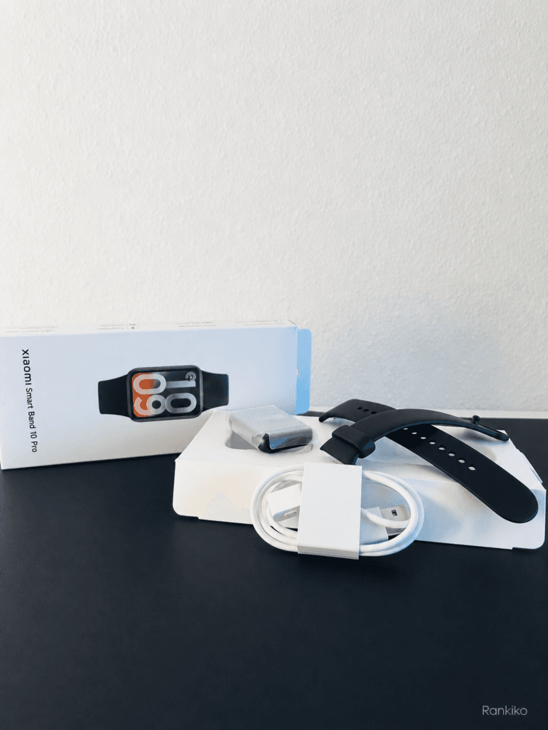 Xiaomi Smart Band 10 Pro con correas negras, cargador y embalaje abierto