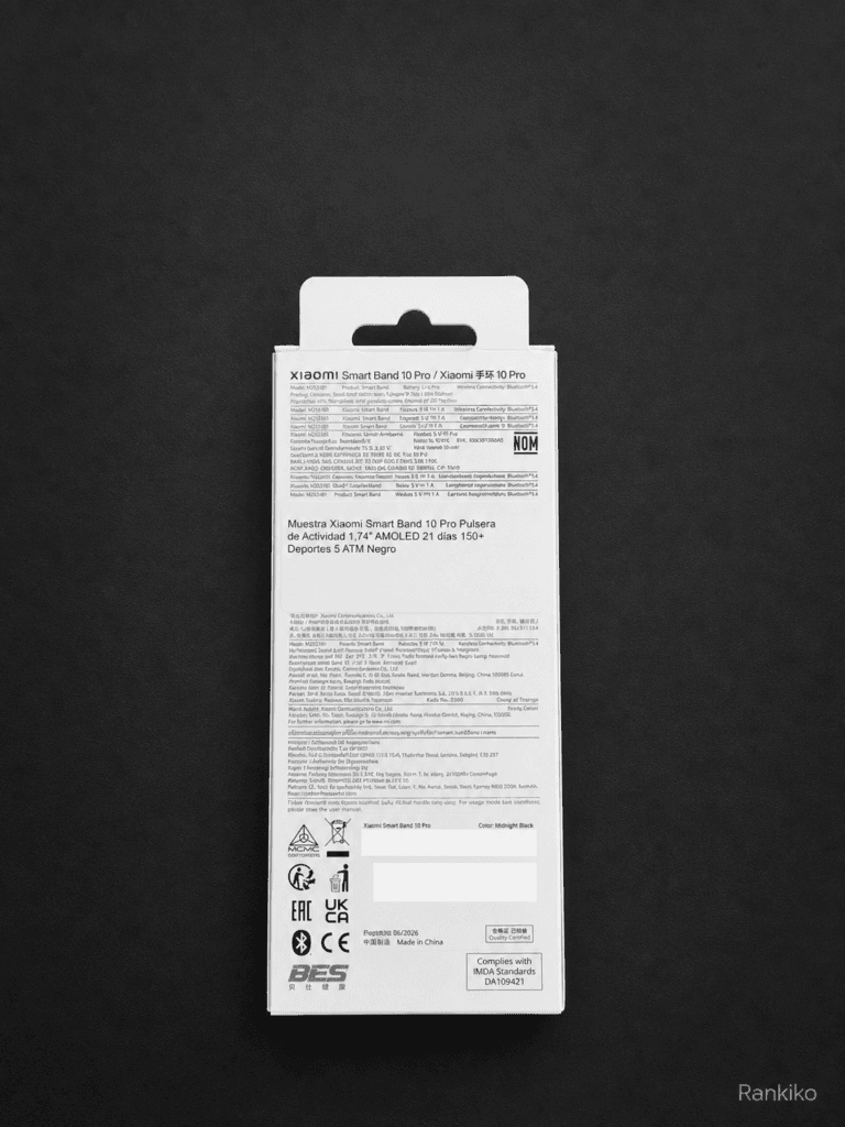 Parte trasera de la caja de Xiaomi Smart Band 10 Pro con identificadores ocultos