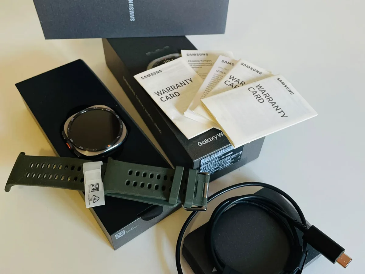 Contenido de la caja del Samsung Galaxy Watch Ultra2 de Rankiko: reloj, correa verde, cable de carga magnético USB-C y documentación