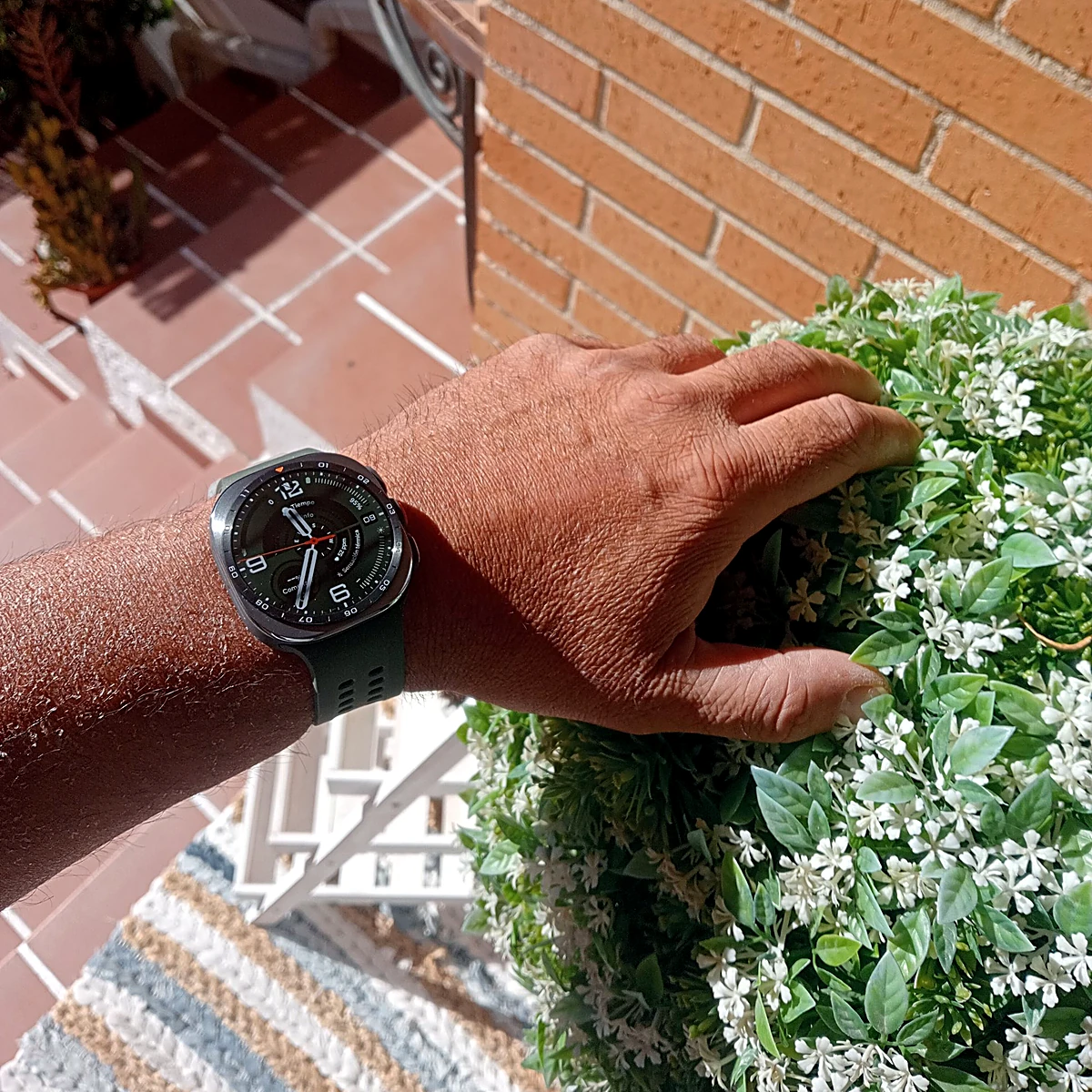 Samsung Galaxy Watch Ultra2 en la muñeca al aire libre, con la pantalla bien visible a pleno sol
