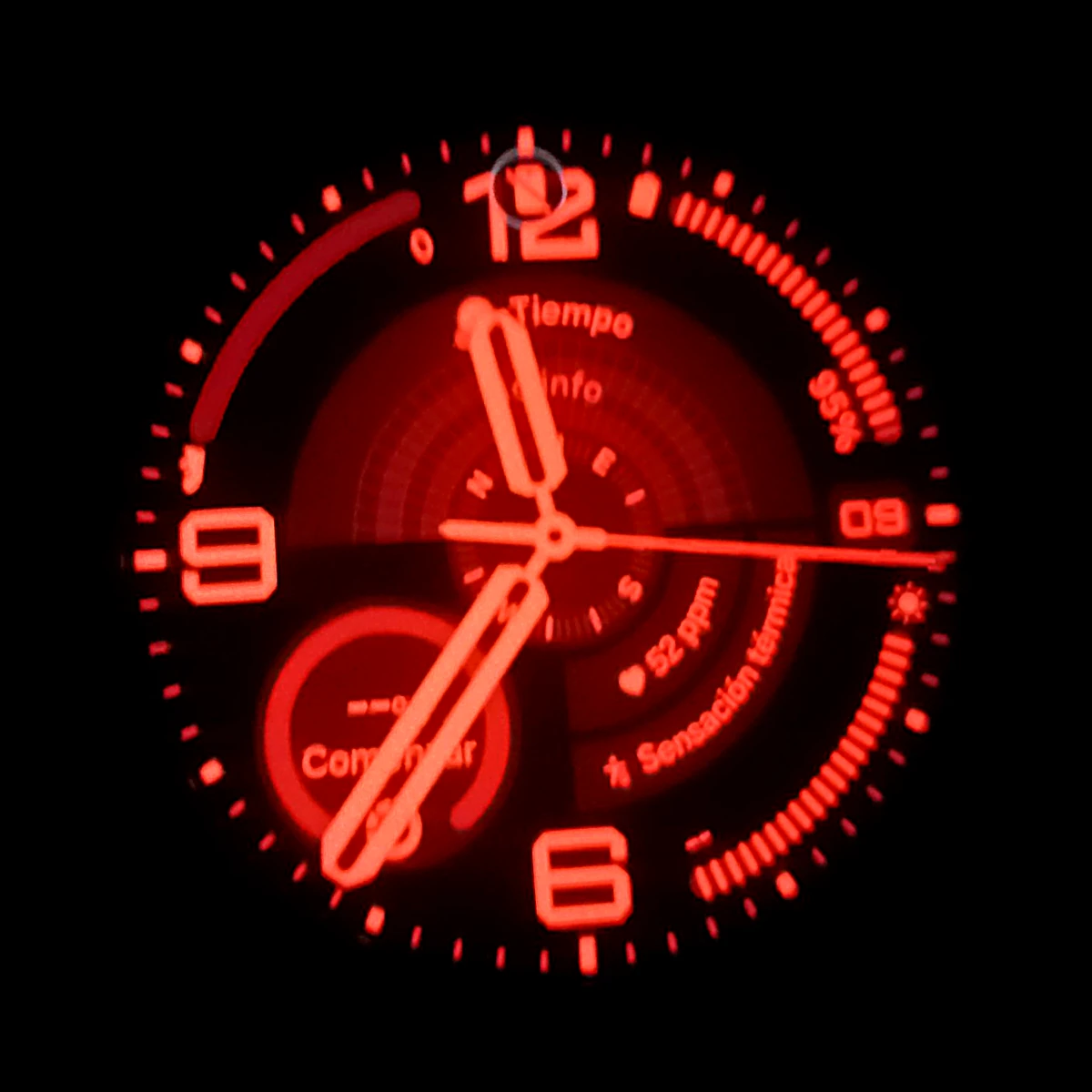 Pantalla del Samsung Galaxy Watch Ultra2 en total oscuridad, con la esfera en tonos rojos