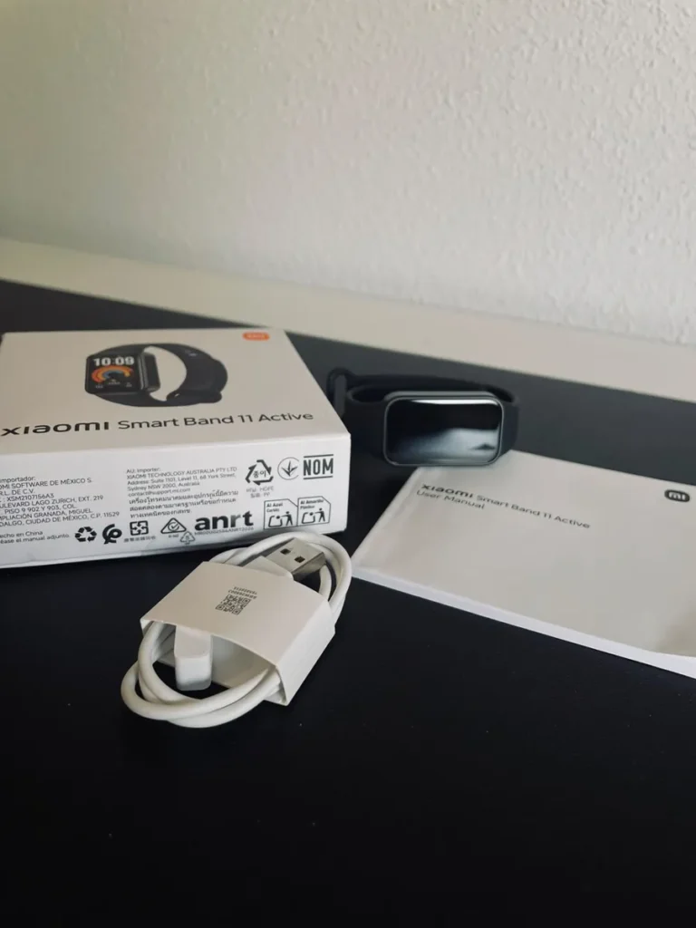 Caja de la Xiaomi Smart Band 11 Active con el cable de carga, la pulsera negra y el manual de usuario.