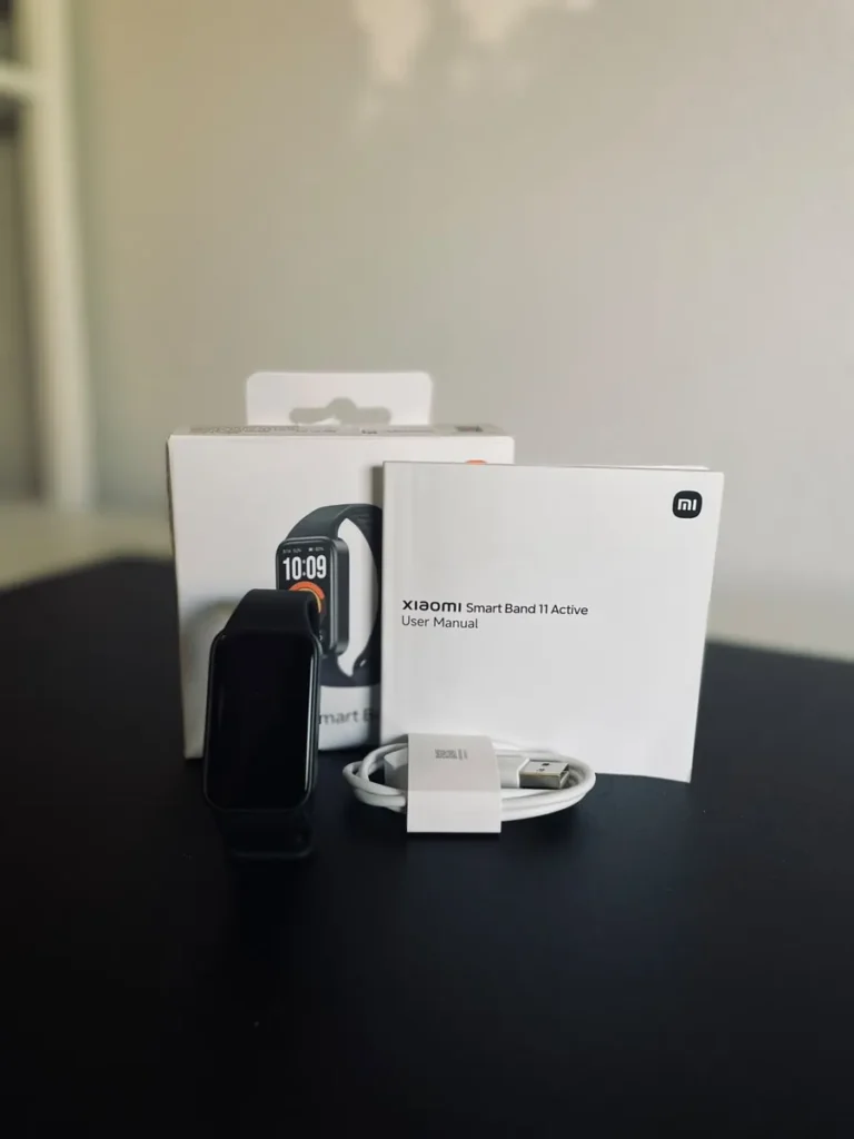 Xiaomi Smart Band 11 Active análisis: unboxing con la pulsera negra, la caja, el manual de usuario y el cable de carga. Unidad cedida por PowerPlanet.