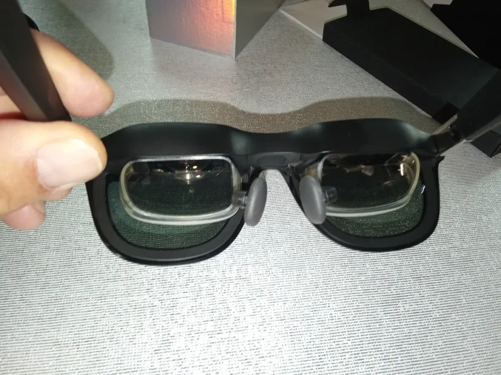Interior de las gafas XREAL One con las almohadillas nasales colocadas, fotografiado durante el unboxing de Rankiko.